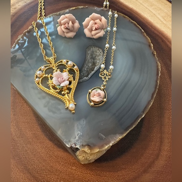 VINTAGE Avon lot of necklaces and clip on earrings. - Picture 1 of 8